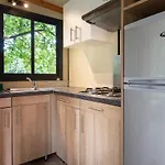Huttopia مكان تخييم 4*
